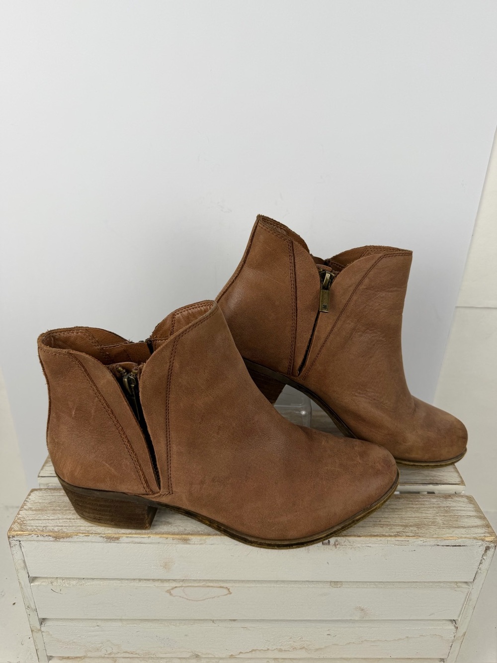Lucky Brand Brenon Tan leather ankle booties double side zippers women’s size 9M